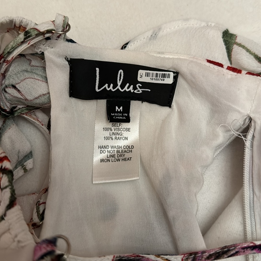 LULU.   Summer floral Dress w/ruffled neckline. Lined. VGUC . Size MED - Picture 6 of 14